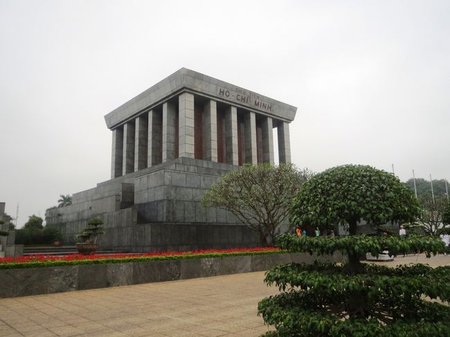 08:13<br /><br />ホーチミン廟に近づいてきました。<br /><br />ホーチミンさんは植民地時代からベトナム戦争までベトナム革命を指導した初代国家主席でベトナム人民からは、親しみを込めてホーおじさんの愛称で呼ばれているそうです。