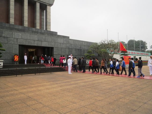 08:15<br /><br />20分ほど並んでやっと到着、中に入ります。<br /><br />中は当然ながら撮影禁止。<br /><br />毛沢東さんと同じようにホーチミンさんの遺体がガラスケースの中に生前の姿で横たわっていました。<br />