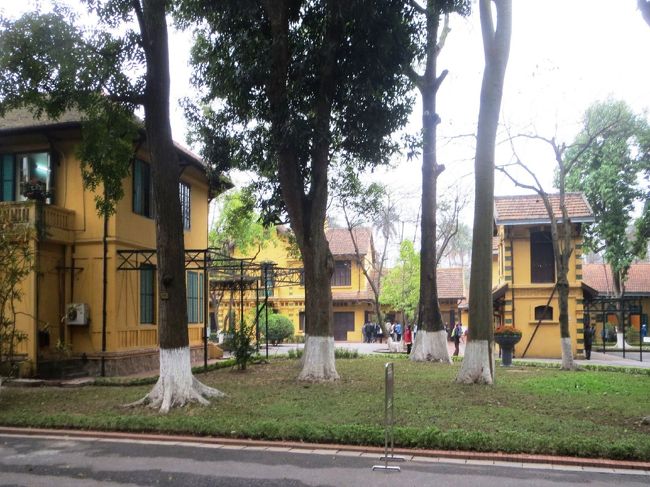 08:30 大統領府。<br /><br />黄色っぽい建物群が1954年から亡くなる1969年まで執務を行った大統領府 &amp; 公舎です。