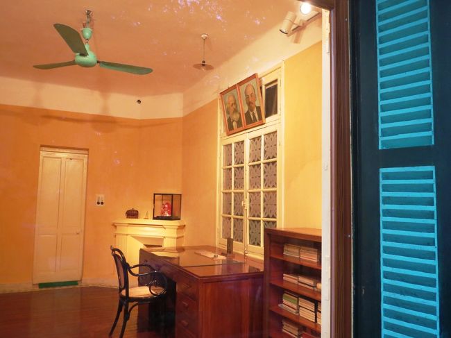 こちらが執務室でしょうか。<br /><br />右奥の壁際に飾られているのは、昭和天皇が送られた日本人形だとか。