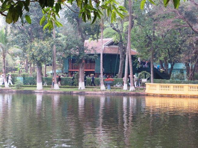 大統領府から池を挟んで対面にあるのがホーおじさんの家です。<br /><br />