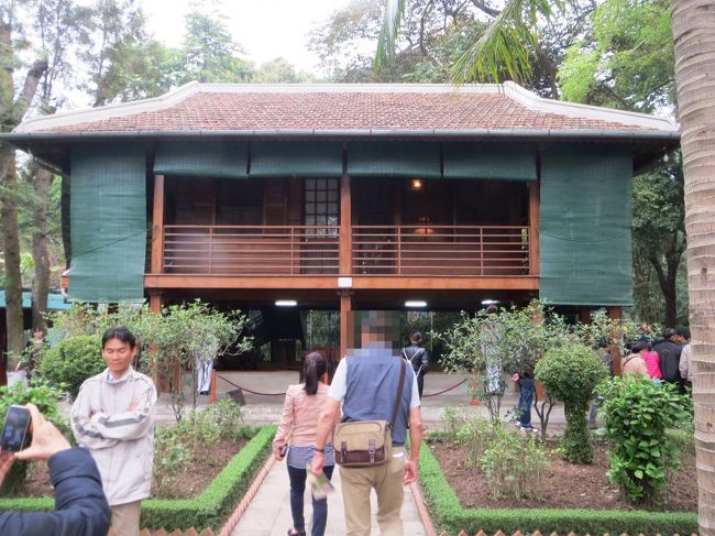 ホーおじさんの家。<br /><br />サパなどの高山に住む少数民族の木造高床式の家です。<br /><br />ホーチミンの68歳の誕生日に政府からプレゼントされ晩年はこちらで暮らしていたとの事。