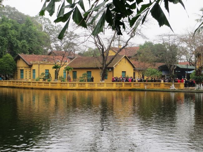 08:46<br /><br />大統領府を左手に見ながら一柱寺に向かいます。