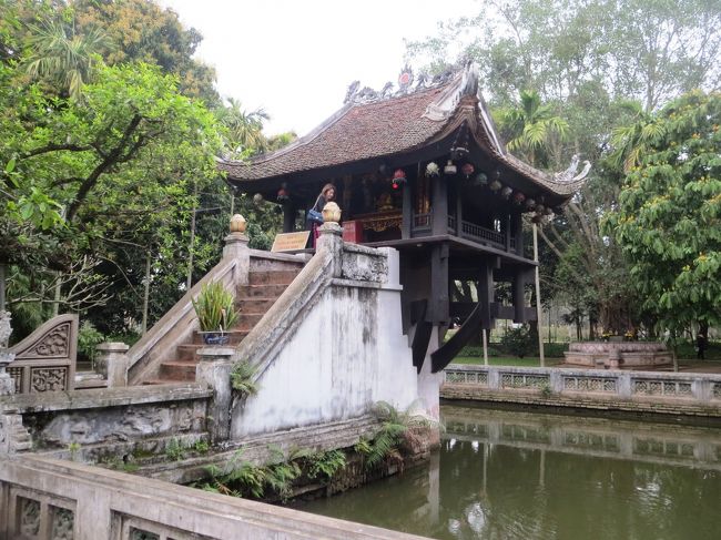 08:54　霊沼池に浮かぶ一柱寺(Chua Mot Cot)。<br /><br />李朝の太宗（リー・タイ・トン）が1049年に創建した延祐寺内の楼閣で、1本の柱の上に仏堂を載せたユニークな形から、この名で呼ばれているそうです。