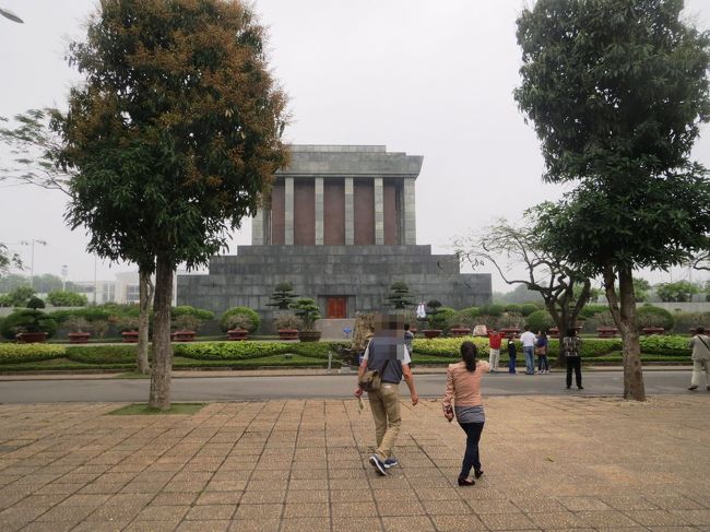 ホーチミン廟の後ろ側を歩いていくと直ぐにありました。