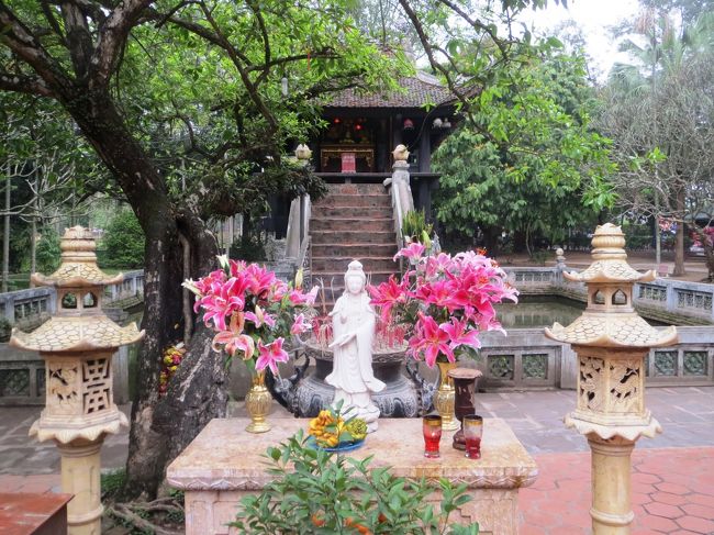 先の太宗は蓮華の上で子供を抱いた観音菩薩の夢を見てから、間もなく子供を授かった。太宗は夢の観音に感謝し、ハスの花に見立ててこの寺を建立したと言い伝えられているそうです。