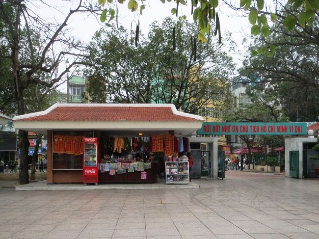 09:04<br /><br />駐車場近くの土産物屋。<br /><br />ハノイ旧市街へ行って散策 &amp; 昼食です。昼食の後、ハロン湾に向かいます。<br /><br />でもその前に土産物屋さんへ。<br /><br />ベトナムでの旅程はベトナムの旅行会社に頼んでいるためどうしてもお土産屋さん巡りが入ってしまいます。<br /><br />