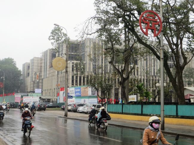 バーディン広場の対面は国会議事堂ですが今はリニューアル中。<br />