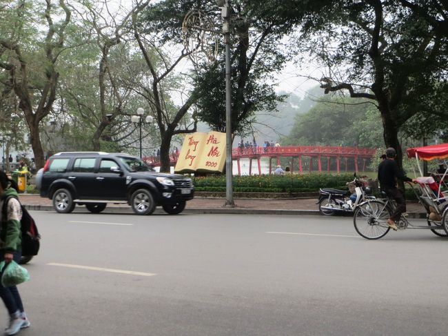 10:26 ホアンキエム湖<br /><br />かつて明の侵略を受けた当時の王レロイは神から授かった宝剣で明軍を退けます。<br /><br />その後王はこの湖に現れた神の使いの大亀に剣を返したことから、「還剣湖=ホアンキエム湖」と呼ばれるようになったそうです。<br /><br />ベトナムの北の地域は歴史的に中国と関係が深く日本や韓国と同様に漢字の影響があります。<br />