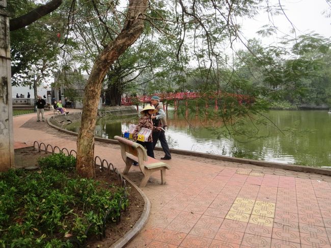 向こうに見える赤い橋を渡って玉山祠に行けば、1968年に湖で捕獲され伝説の大亀の出現と騒がれた、2メートルの巨大な亀の剥製が展示されているそうです。