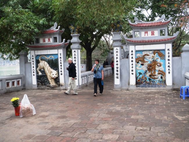 橋への入り口には龍虎が左右に。<br /><br />我々はここで引き返してしまい、玉山祠も大亀もスルーしてしまいました。<br />