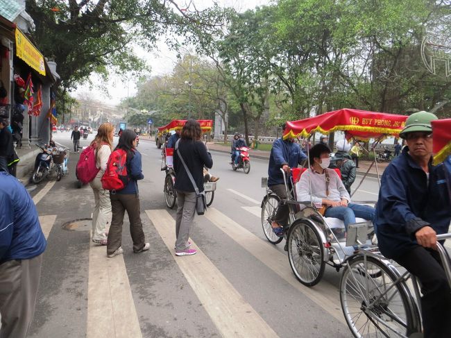 10:33<br /><br />ホアンキエム湖の北側に広がる旧市街へ向かいます。<br />