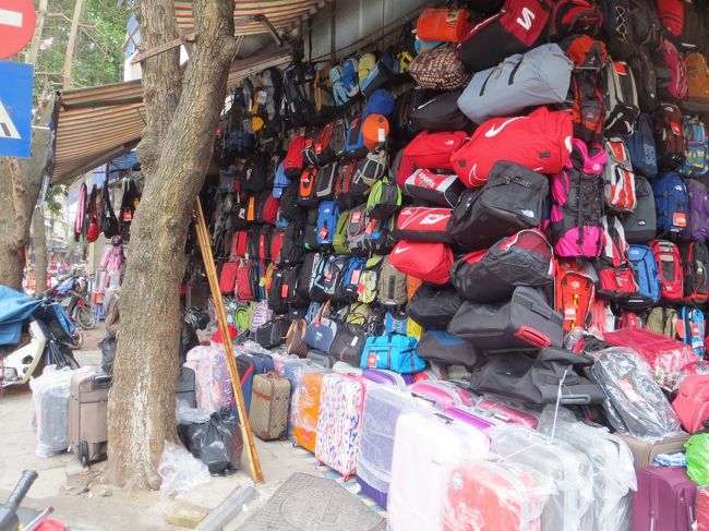 旧市街はホアンキエム湖の北側に広がる一帯で、その昔、王族へ献上する品を作る職人たちの街だったそうです。