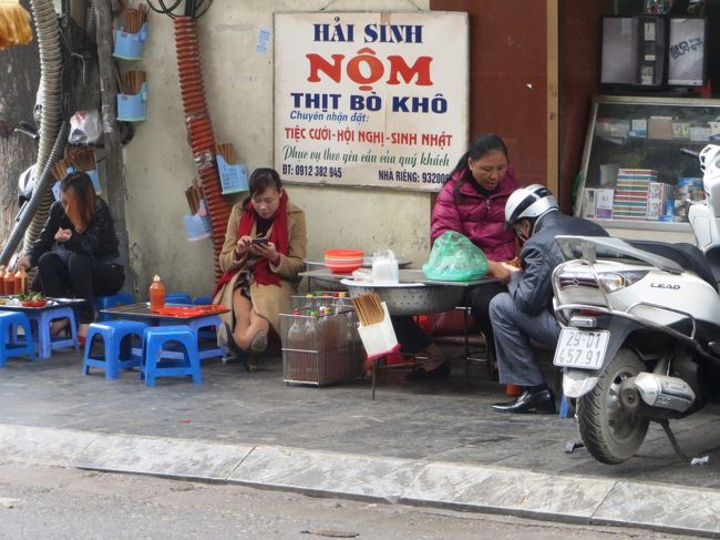 道ばたでの食事 or コーヒータイムもベトナム流。