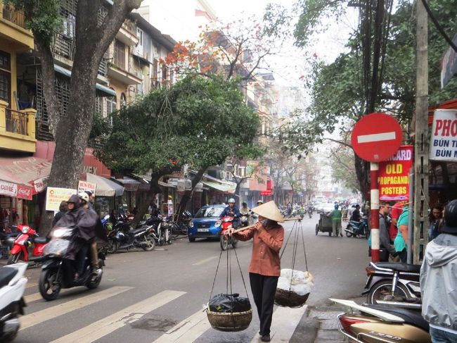 路上に駐車されているのはやはりバイク。