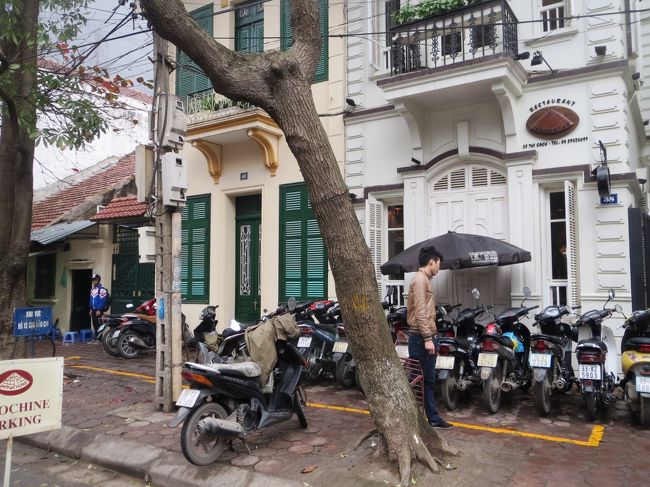 12:36 レストランの外観。<br /><br />食後は、ハロン湾に向けて出発です。<br />