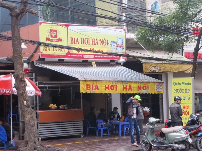 車窓からビアホイ(BIA HOI=ビアホール?)、街角でよく見かけます。