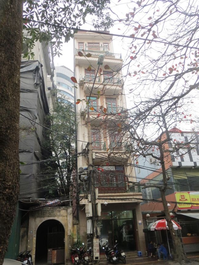 ベトナムの建物 or 住宅は背の高い細長いものが多く目につきます。<br /><br />税金の関係で間口を狭くしているらしい。