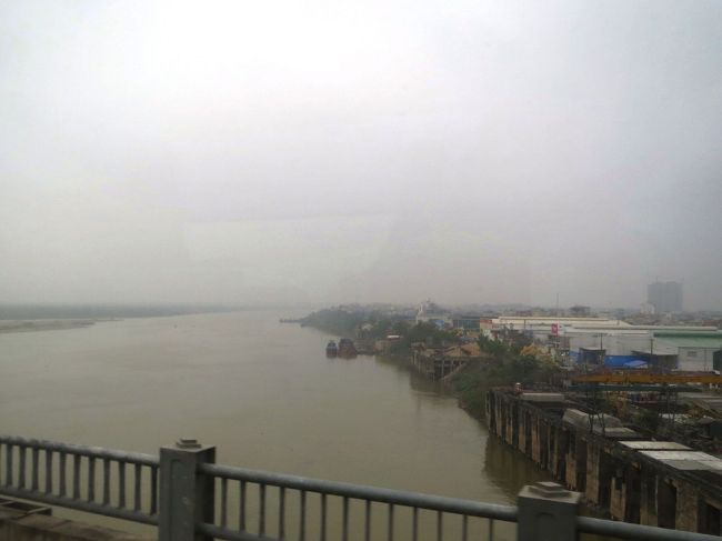 ソンホン川(Song Hong, 紅河)を渡ってハロン湾へ向かいます。