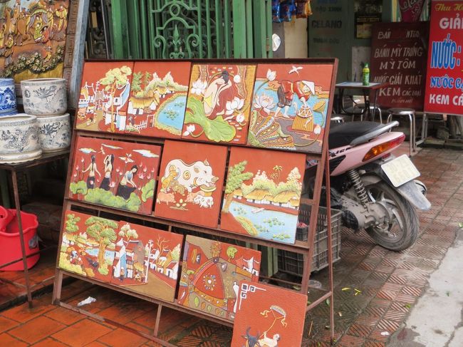 装飾品までいろいろな陶器が売られています。