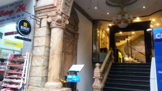 トリップアドバイザーで評価が高かったメラカスホテル。1泊６０ドルくらい。部屋もきれいで立地も水上人形劇場の裏側にあり中心部でよかったです。<br />