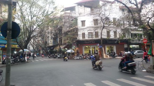 ホテル周辺の旧市街の雰囲気。<br />空気は排気ガスっぽい。<br /><br />現地の人もバイク乗ってる人はマスクかけてました。