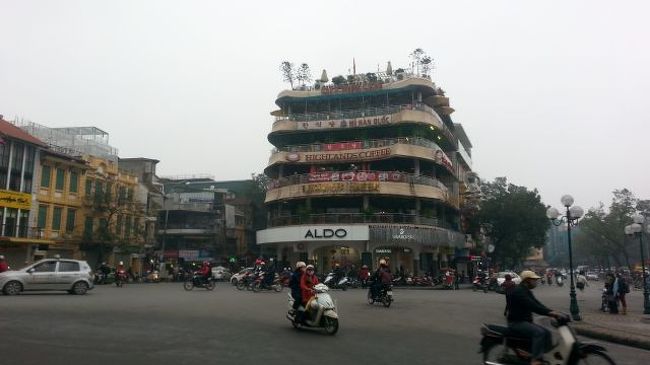 ホアンキエム湖の北側の目立つ建物。<br /><br />飲食店が入っているビル。ガイドブックにもよく登場。