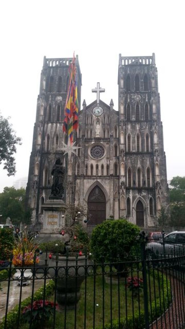 旧市街のセントジョセフ教会。<br /><br />狭苦しい煩雑な旧市街の一角にあり、少し広場のようになっています。<br /><br />1日目は中に入れませんでしたが、後日来て入りました。<br /><br />何度もこの前を通ったなあ。