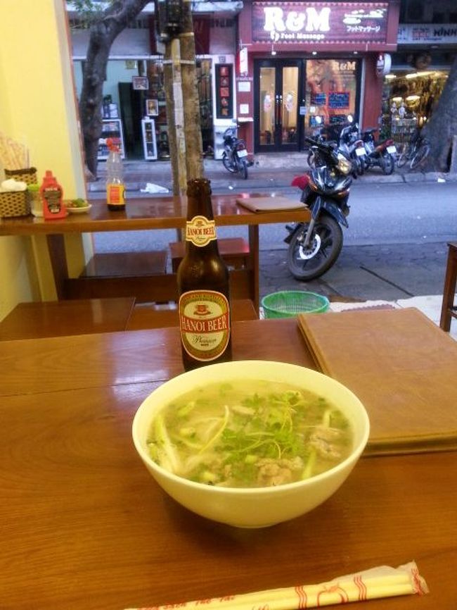 現地で初の食事。<br /><br />教会そばの食堂にて。<br /><br />ビール飲むには寒い!フォーで温まりました。<br /><br />写真の通りの向かい側に見えるフットマッサージ屋に、旅行中二回行きました。