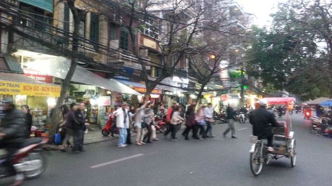 ＨＩＳのツアーで来ている日本人の団体の旅行客。<br /><br />みんなで道路を渡ってました。<br /><br />バイクがよけてくれるけど、慣れるまでは最初怖かった。