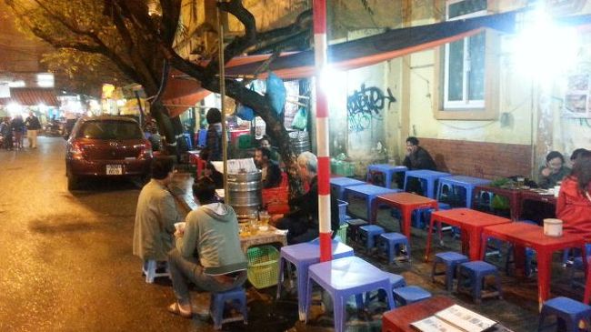 旧市街のホアンキエム湖北側の周辺。<br /><br />夕方には歩道に屋台も出てきて、現地の方が食事しています。<br /><br />海産物もあったけど、頼み方が分からない恐れがあり、断念。<br />