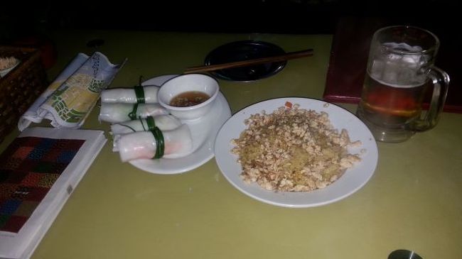 で、どこで食べていいかわからず、欧米人があふれる店で一人さびしくチャーハン。さみしー。