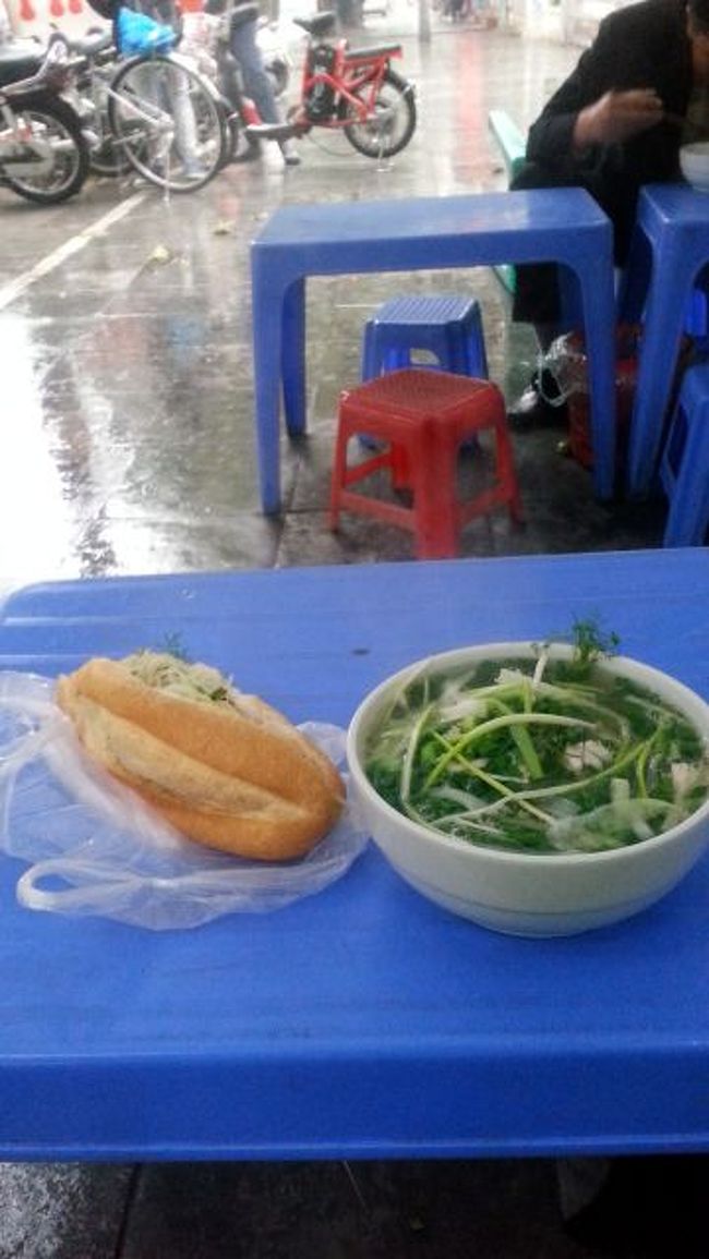 翌日、朝。<br /><br />朝食はフランスパンとフォー。<br /><br />雨が降り、なんだかなーという気持ち。