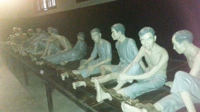 ホアロー収容所。記念館になっています。<br />フランス統治下でベトナム人の政治犯が収容されていたそうです。<br /><br />結構距離あったけど、ここにも徒歩で。<br /><br />タクシー乗るほどでもなく、街を見ながら歩こうと思うと、一応歩けてしまう距離にあるのがミソ。でも、後で疲れるという。