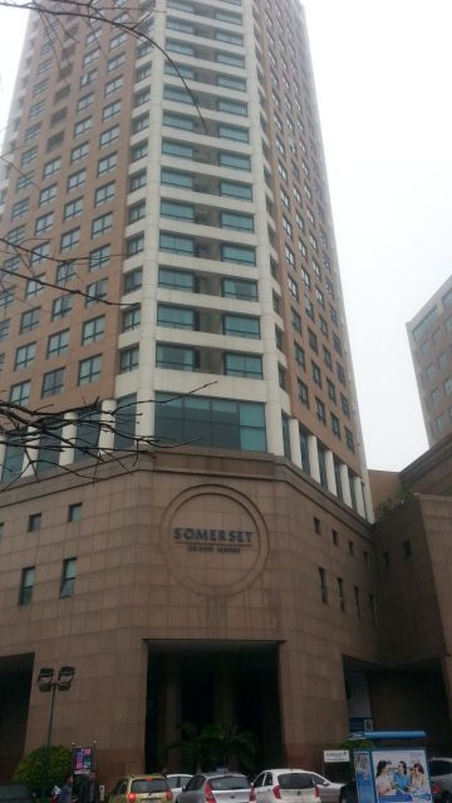 ホアルー収容所の隣にそびえたつハノイタワー。<br />何があるのかなと行ってみるとオフィスでした。<br />住友商事などの日系の企業のオフィスもありました。１階にはスーパーやカフェがありました。