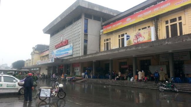 続いて、ハノイ駅。<br /><br />電車に乗るわけではありませんが、見てみようと思い。<br /><br />ここからホーチミン行きの電車の旅もできるのね。<br /><br />ここのロッテリアで昼食。