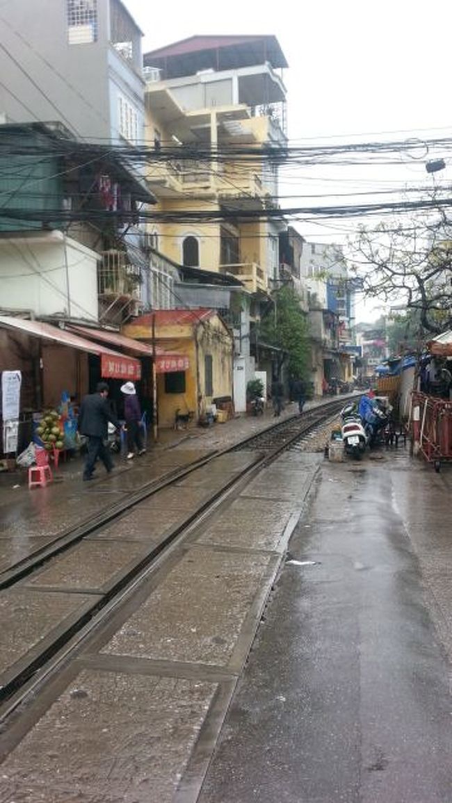 ハノイ駅そばの線路そばの建物たち。