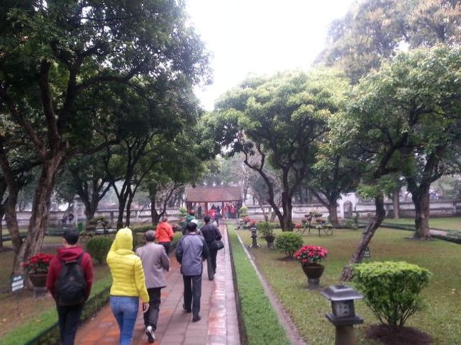 文廟、孔子を祀っています。<br /><br />韓国人、中国人と思われるツアー客がたくさんいました。<br /><br />現地の方も多かったかな。<br /><br />ここまでずーっとホテルから徒歩で旅しました。<br /><br />結構ハード。