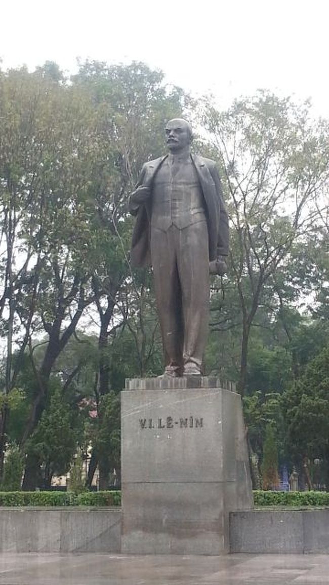 ベトナム軍事歴史博物館前の広場にあるレーニン像。