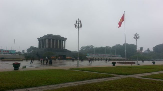ホーチミン廟。<br /><br />雨でものさみしげ。
