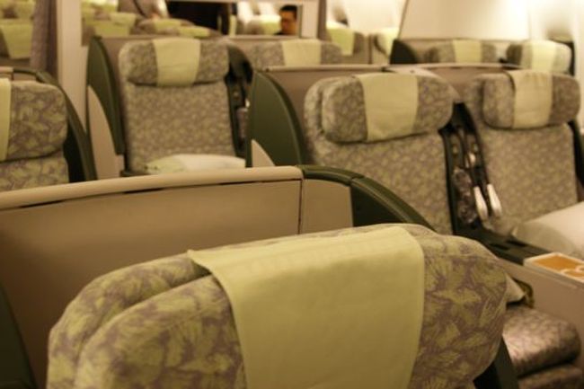 ビジネスはリクライニングが快適！　ほぼフラットになる。