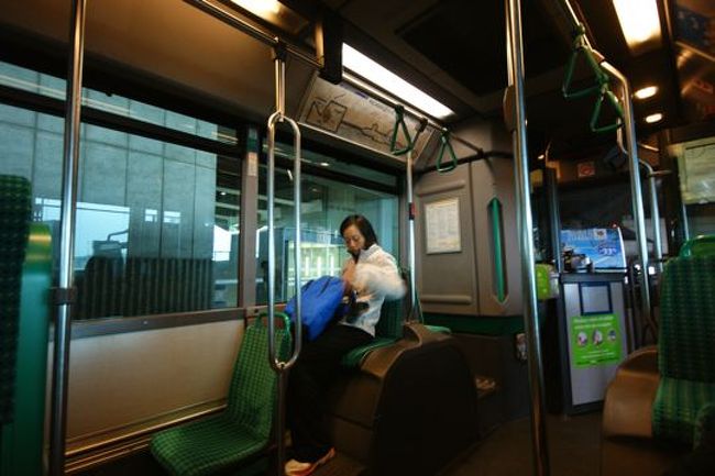 朝の8時頃にパリのシャルル・ド・ゴール空港に到着。そっからロワシーバスでオペラ座付近まで一本で行ける。ラクチン。