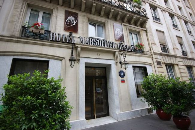 パリでの宿泊はオペラ座からすぐの『Louvre Marsollier Opera』。一ヶ月くらい前からアタマから、煙が出るくらい探しまくって考え抜いて決めたプチホテル。とにかく立地は最高！　近所に日本人街もあるので、なんとなく安心。ホテルは日本語通じないけど。<br /><br />こんな時間にチェックインはできないので、荷物だけ預けて早速観光に出発！