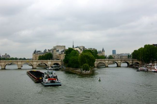 その後、ぷらぷらセーヌ川を散策。シテ島に架かるポンヌフ。