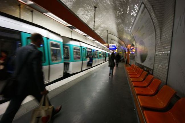 いったんホテルに戻り、チェックインを済ませてメトロで凱旋門へ。初日にここまで行動的なのは、やはりビジネスシートで疲れが貯まらなかったせいだろうか.....たんに浮かれているだけか....。