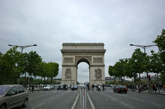 凱旋門へは地上からは行けません。いったん地下に潜って、真下から上がるしかないのです。最初悩んだ。凱旋門の上に上がれるらしいんだけど、階段のみってことで、さすがに疲れてきた頃なので諦める。