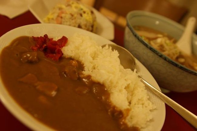 夕飯はオペラ座近くの日本料理店でカレーとか食べた。初日からいきなり日本食が恋しくなるなんて......フランスの食べ物は美味しいけど、なんかみんな同じ感じ（パンにバターにチーズに....）でちょっと続けては辛いかも。日本で出されたら怒られるような味のカレーも美味しかった。