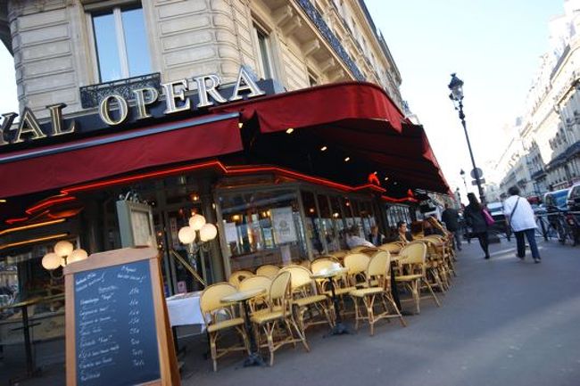 まずは近くのカフェでクロック・マダム（クロック・ムッシュに目玉焼きが乗っかったやつ）とサンドイッチを食べる。おいしい！　幸先いいぞ....フランス。