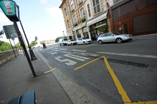 始発の時間に来たんだけど、なかなか来ない。ここはやはりフランスである。