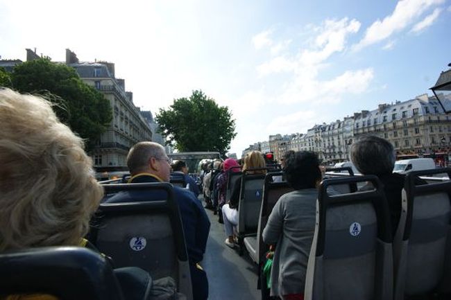 そして来たと思ったらほぼ満席！　平日なんですけど...。でも天気が良くて気持ちがよい〜　オープン日和である。